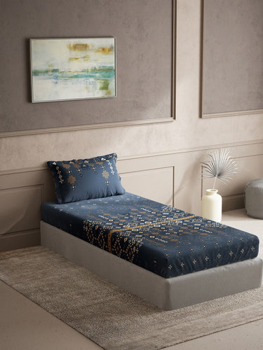 https://cdn.shopify.com/s/files/1/1857/6931/products/e24fd146-ecab-4d9e-8f85-50ab525d3bc21696255791236DDecorBlueBrownEthnicMotifs150TCSingleBedsheetwith1PillowCov1.jpg?v=1703241844